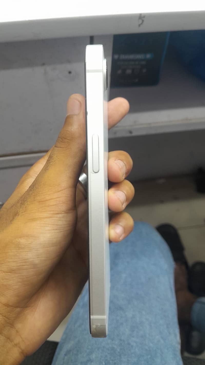 Apple iPhone 16e 2