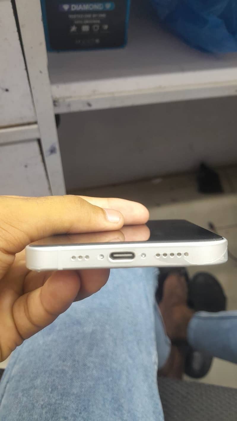 Apple iPhone 16e 3