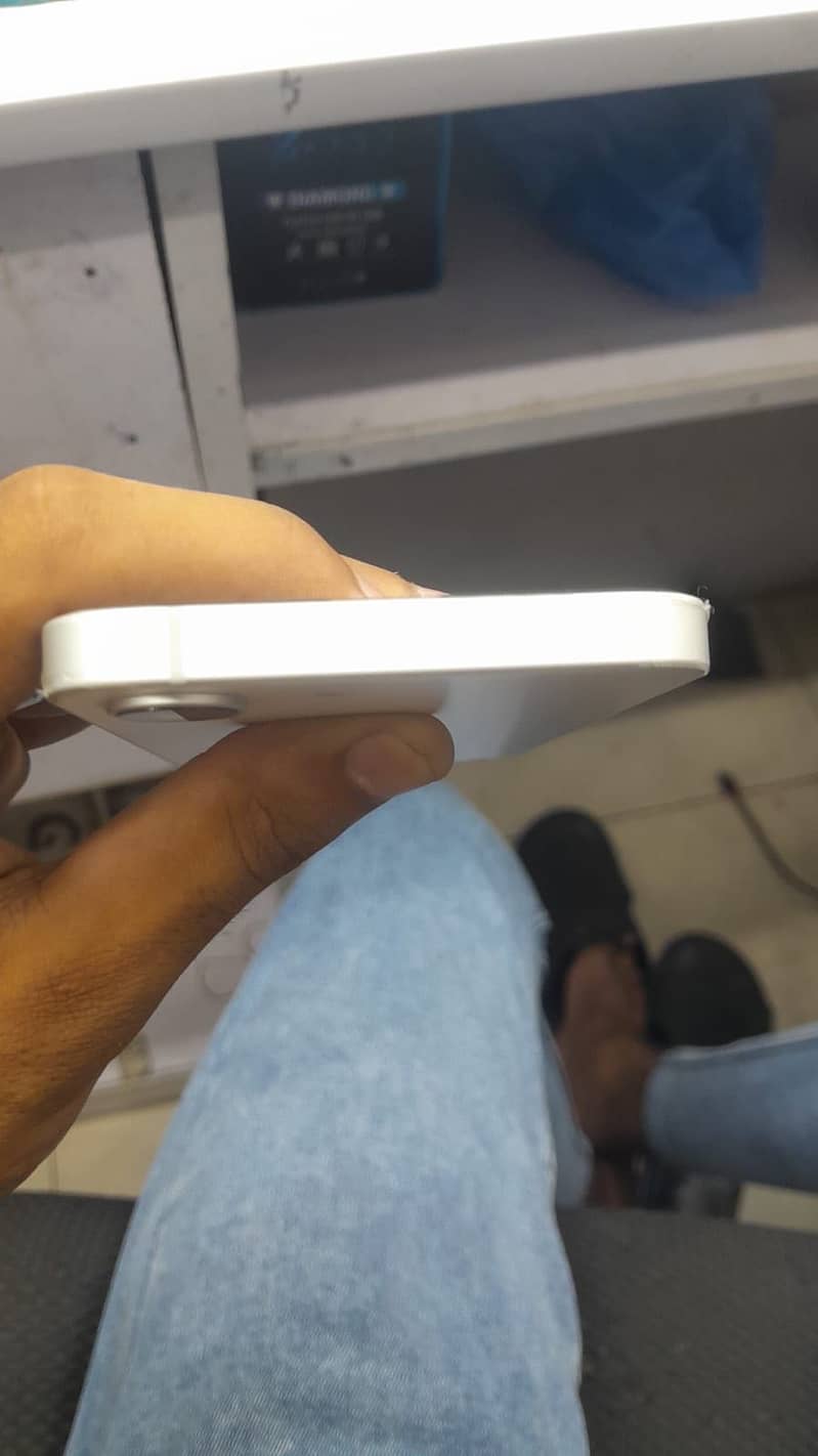 Apple iPhone 16e 4