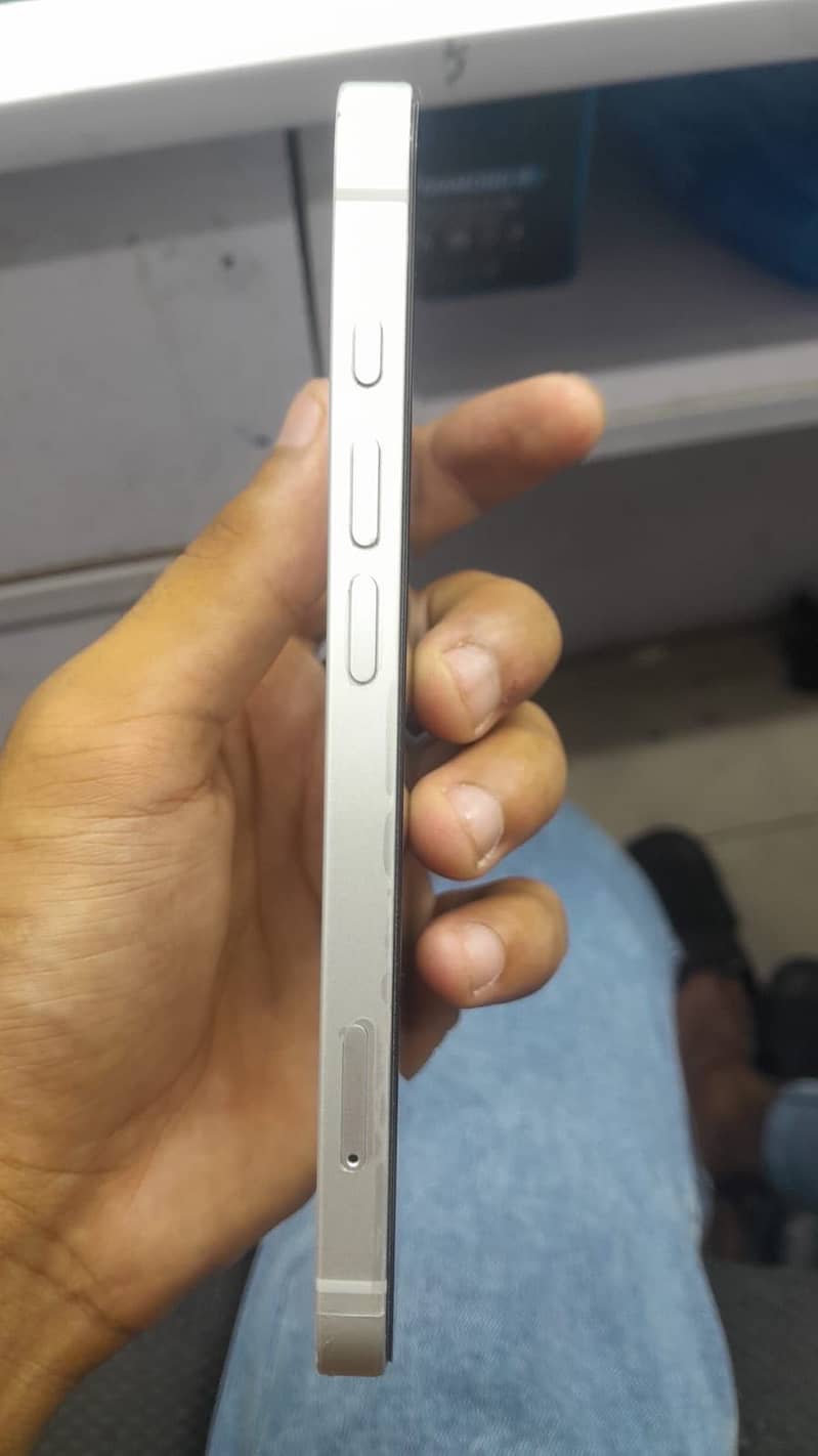 Apple iPhone 16e 5