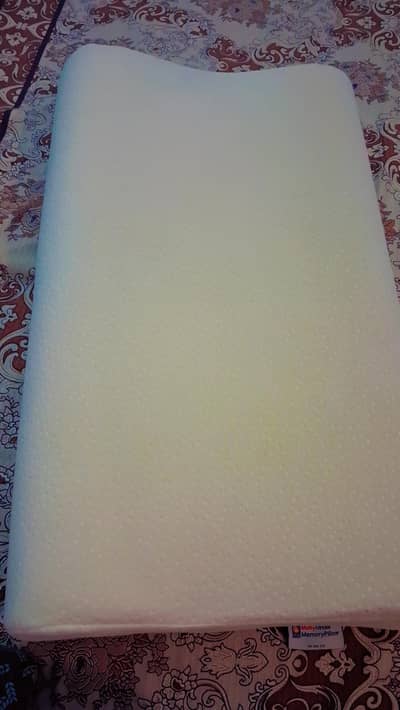 Master Molty Foam Ortho Pillow. 10/10 condition. No Defect.