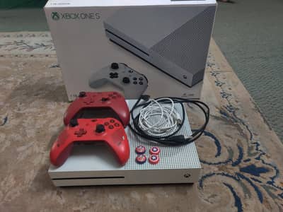 XBOX ONE S JAILBROKEN WITH ONE CONTROLLER