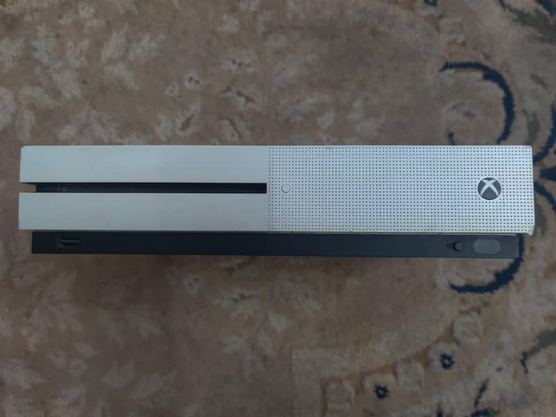 XBOX ONE S JAILBROKEN WITH ONE CONTROLLER 7