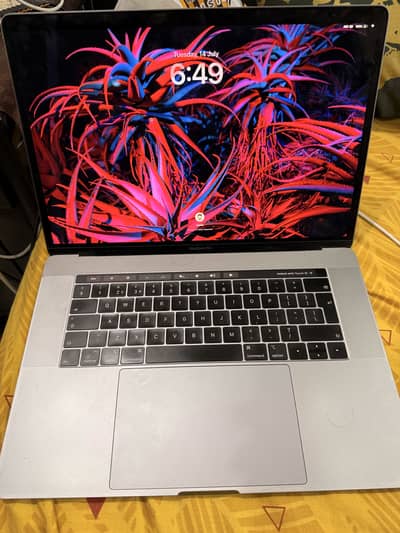 Macbook pro 2019 15 inches with touch bar