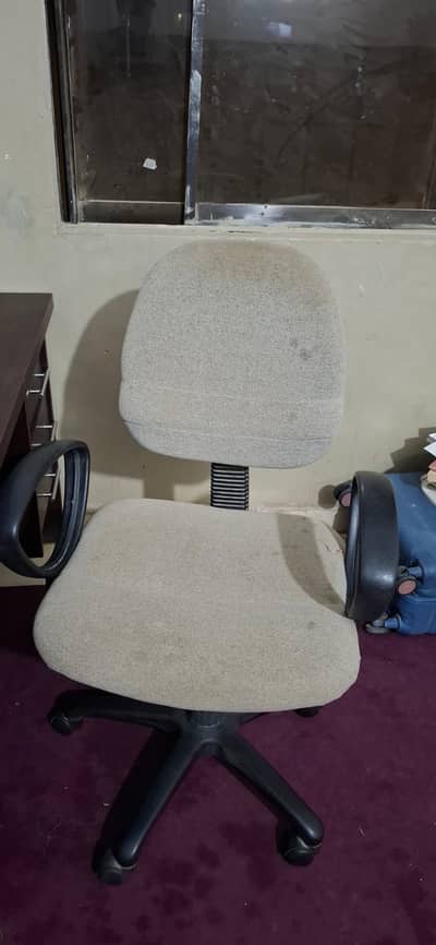 Relaxed Movable office chair, with height adjust options.