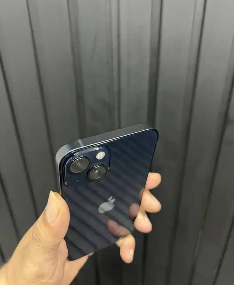 Apple iPhone 13 5