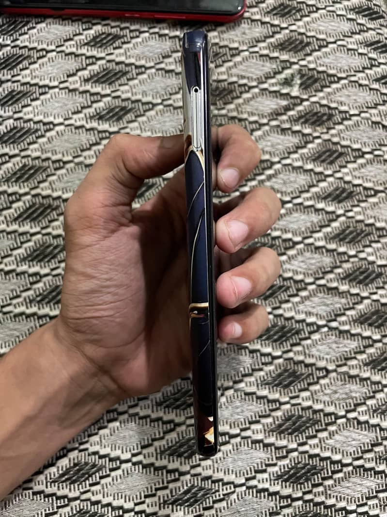 Sharp Aquos R2 3