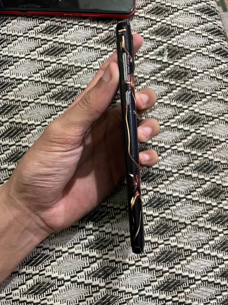 Sharp Aquos R2 4