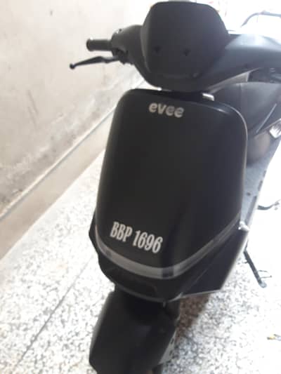 Evee s1 in black colour with number