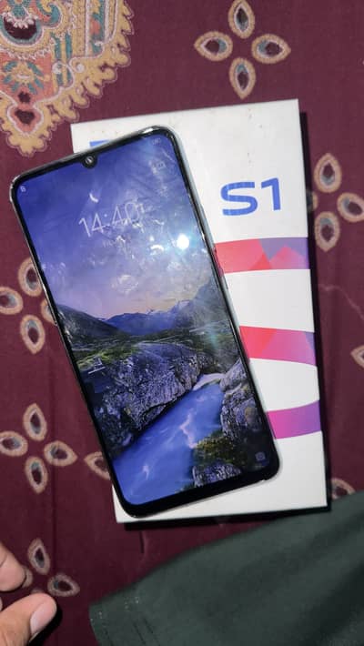 VIVO S1 4/128 In-Display Fingerprint