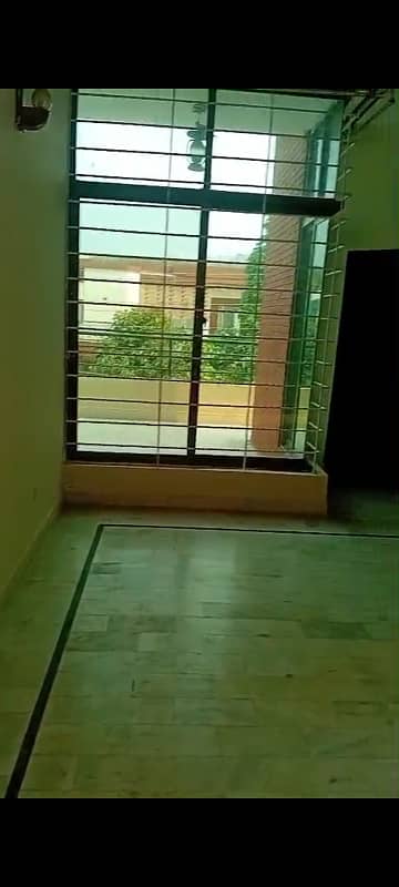 10 Marla Full House in 6phase 3, Block Z, Spacious Car Parking