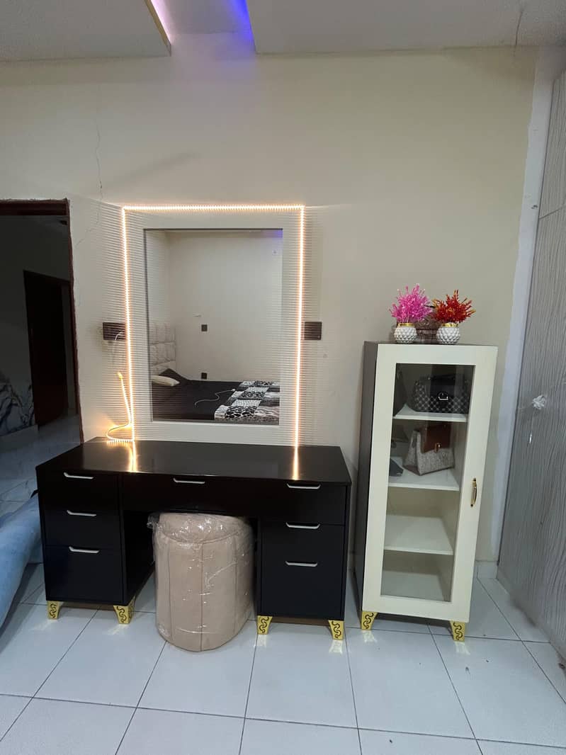 Bubble - Bed with  Vanity Mirror set 1