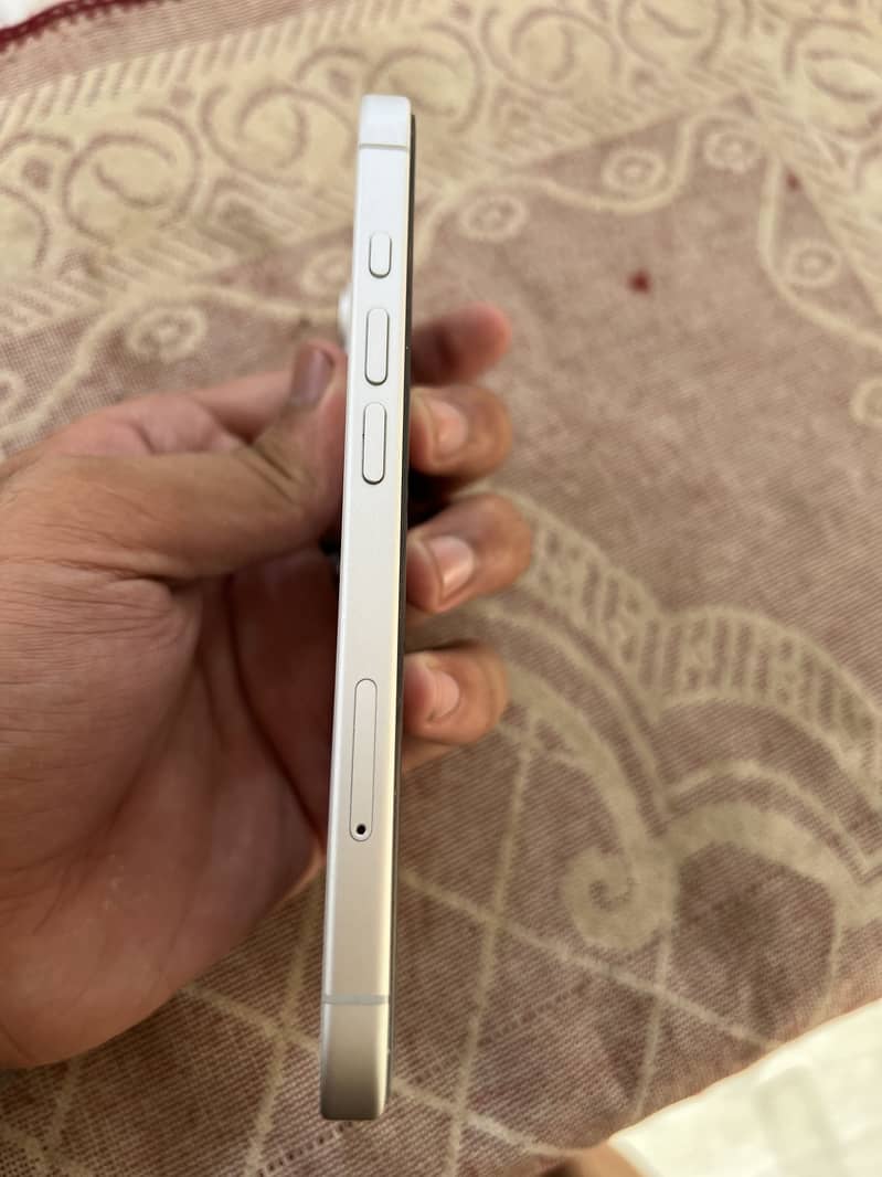 Apple iPhone 16 3