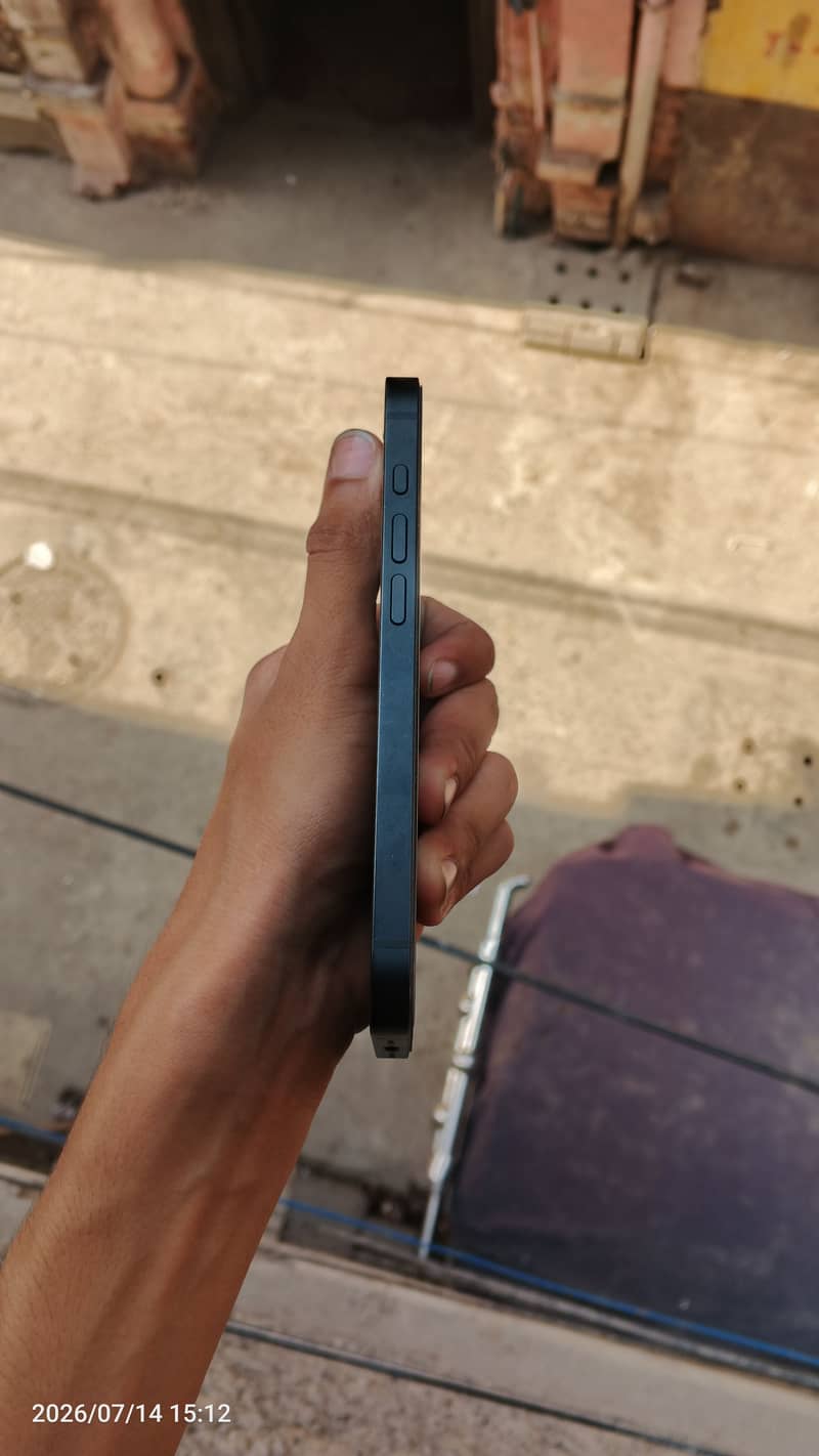 iPhone 16e jv 3