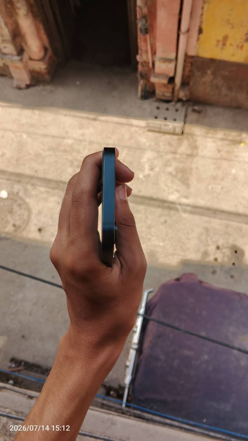 iPhone 16e jv 4