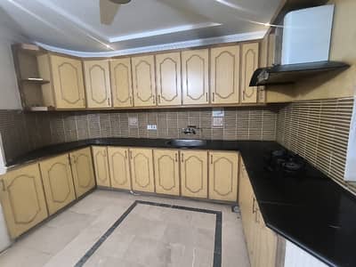 3 Bedrooms & 3 Bathrooms DD TV Lounge Kitchen