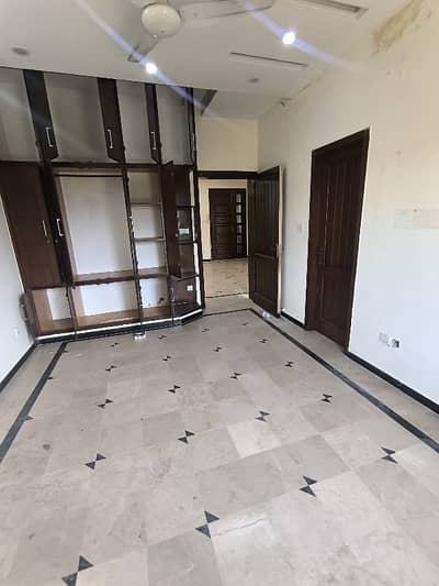 2 Bedrooms & 2 Bathrooms D TV Lounge & Kitchen