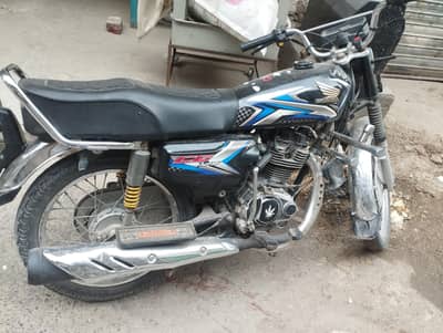 bike 2017 model ha par tiyar 2025. model black colour mey ha