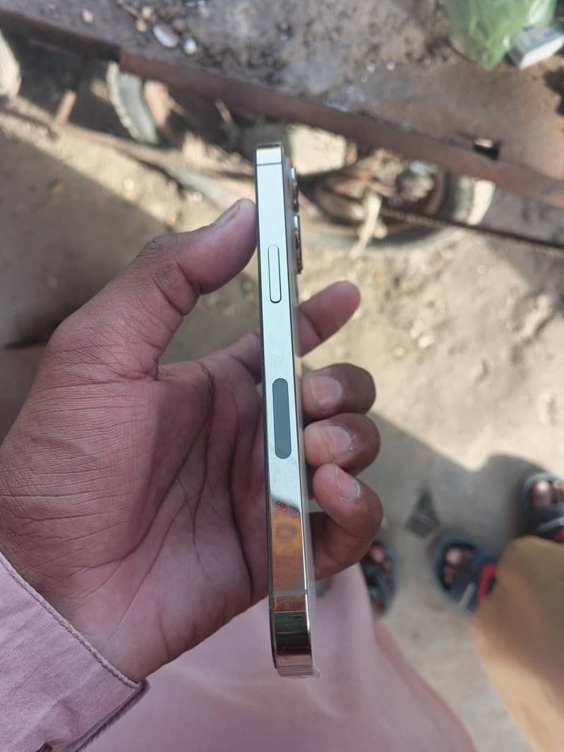 Apple iPhone 13 Pro 4