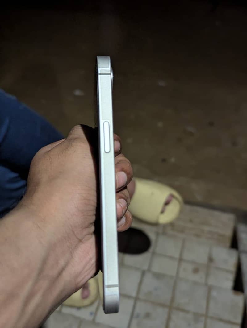Apple iPhone 16e 0