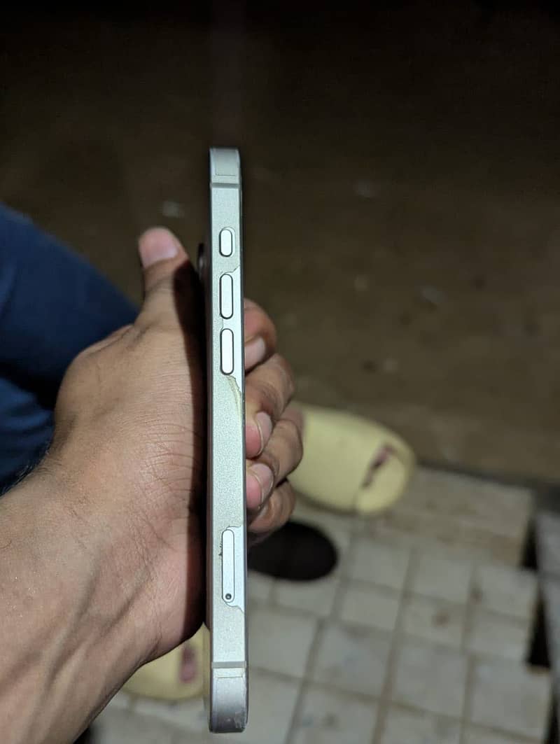 Apple iPhone 16e 1