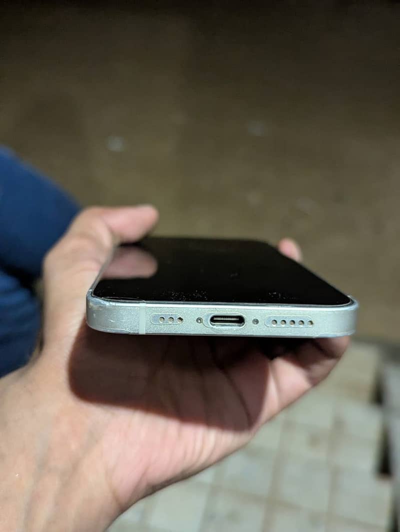 Apple iPhone 16e 2