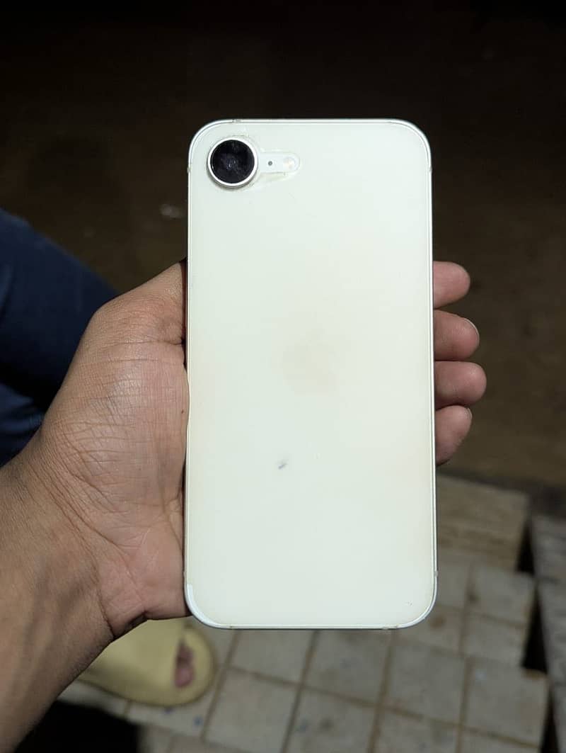 Apple iPhone 16e 3
