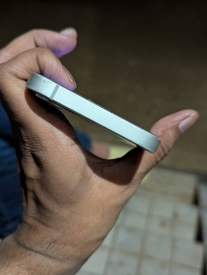 Apple iPhone 16e 4