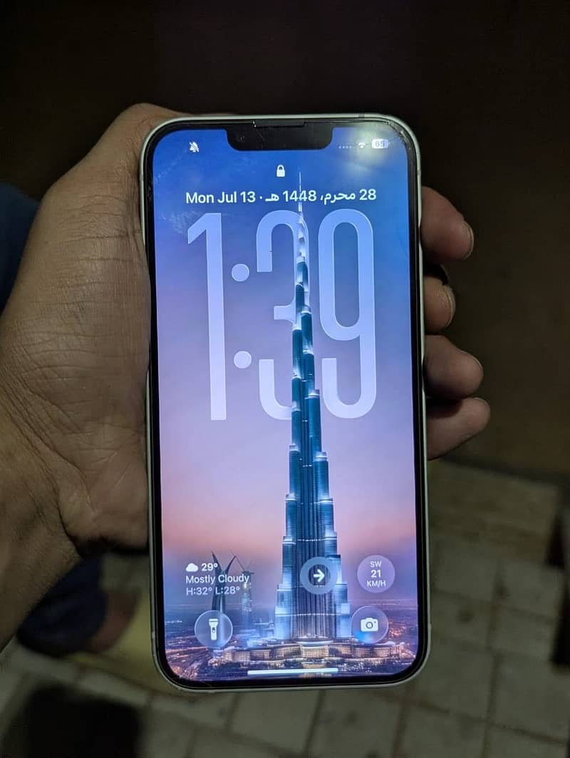 Apple iPhone 16e 5