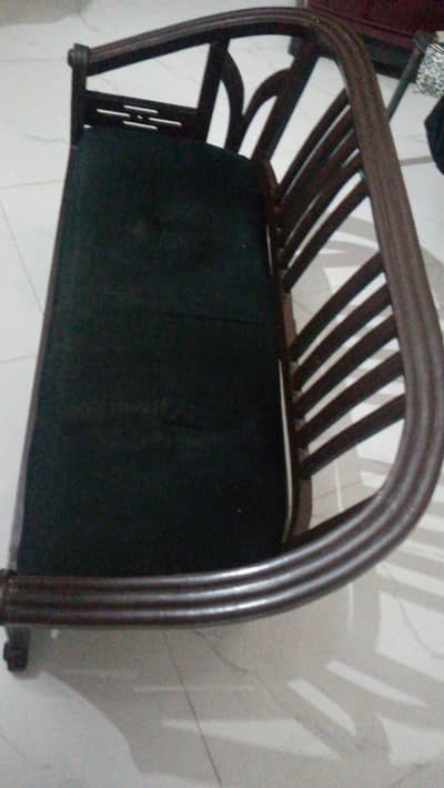 Pure lakdi ka sofa, achhi cushioning aur behtareen paint ke sath.