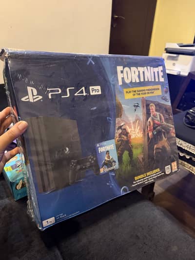 PS4 PRO 1TB (CUH 7116b) Mint Condition 2 Controllers 4 games