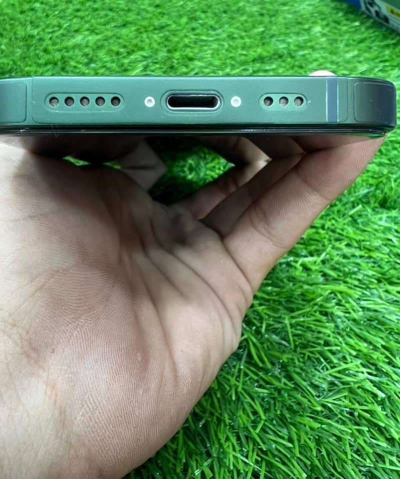 Apple iPhone 13 5