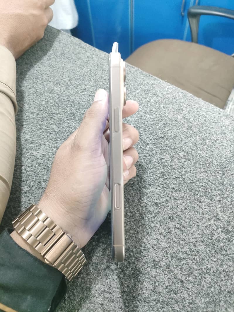 Apple iPhone 16 Pro Max 4