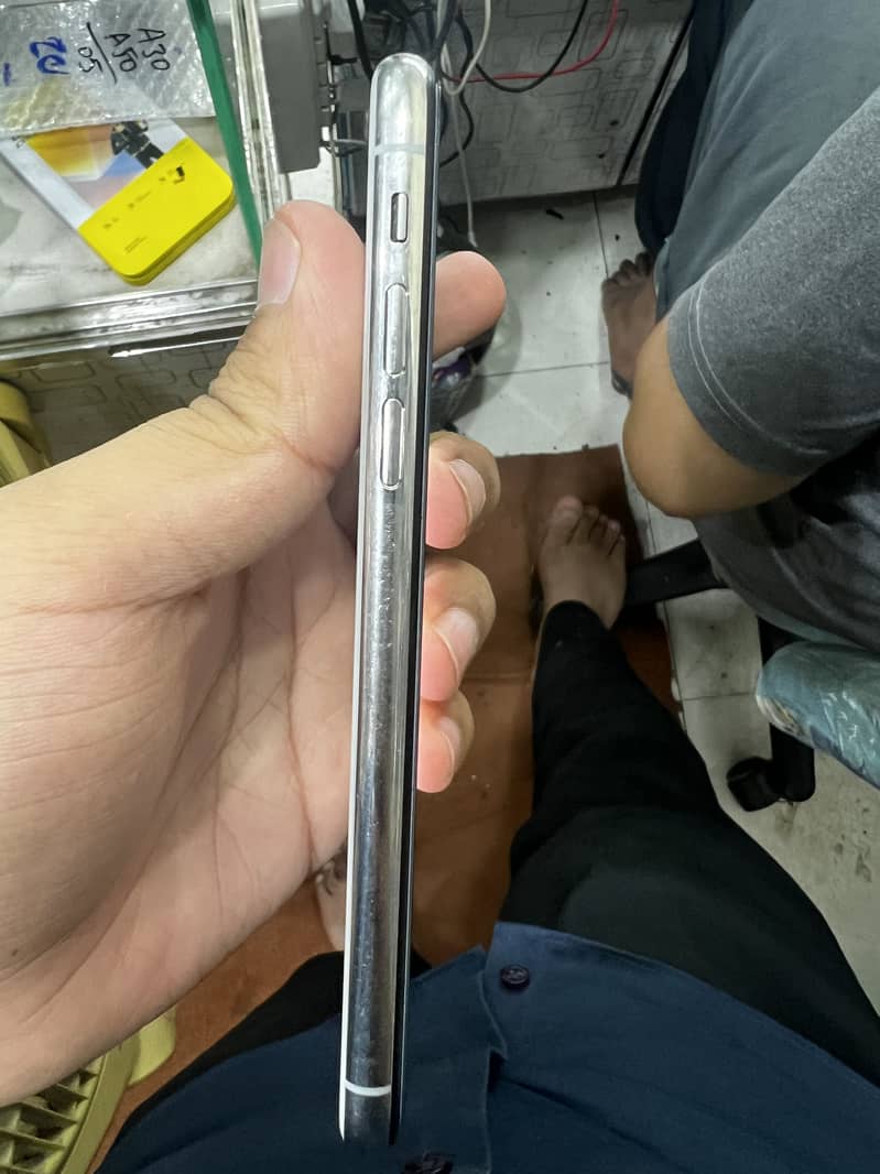 Apple iPhone X 3