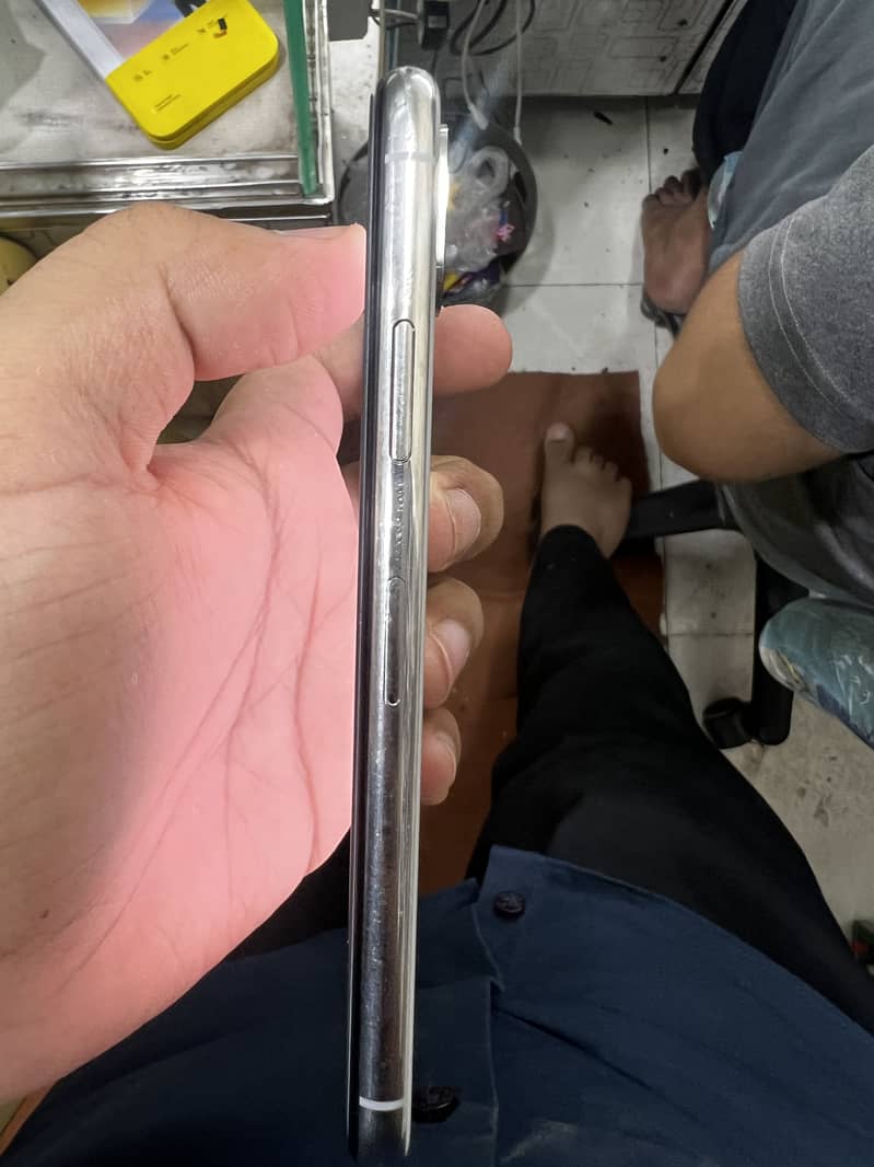Apple iPhone X 4