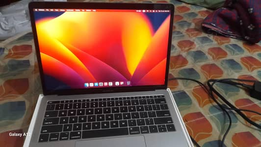 Macbook pro 2017 13 inches with box