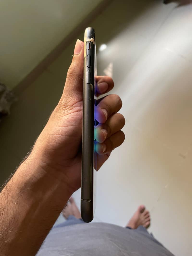 Apple iPhone 11 4