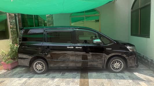 Toyota Voxy 2016