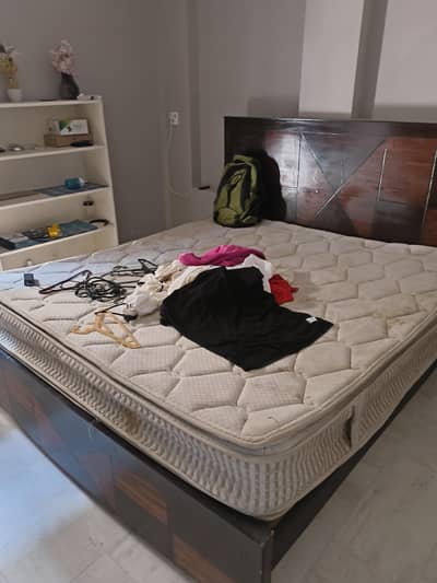 1 bed with king size Spring matress