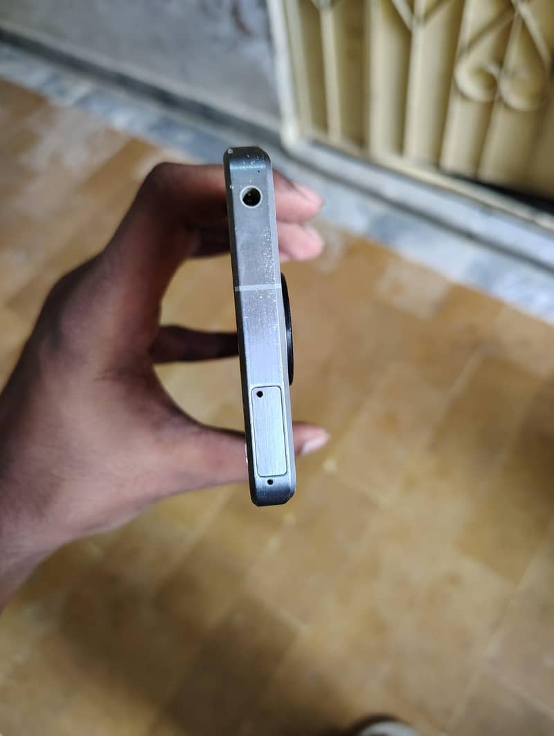 Sharp Aquos R8s pro 3
