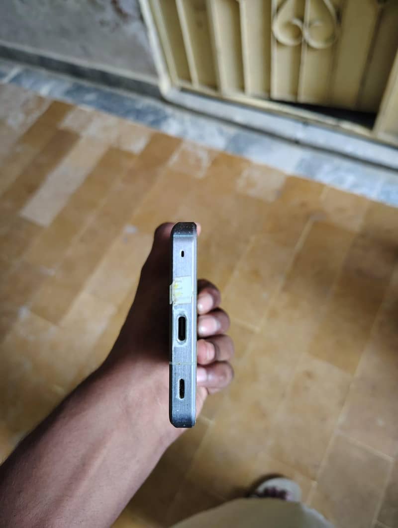 Sharp Aquos R8s pro 4