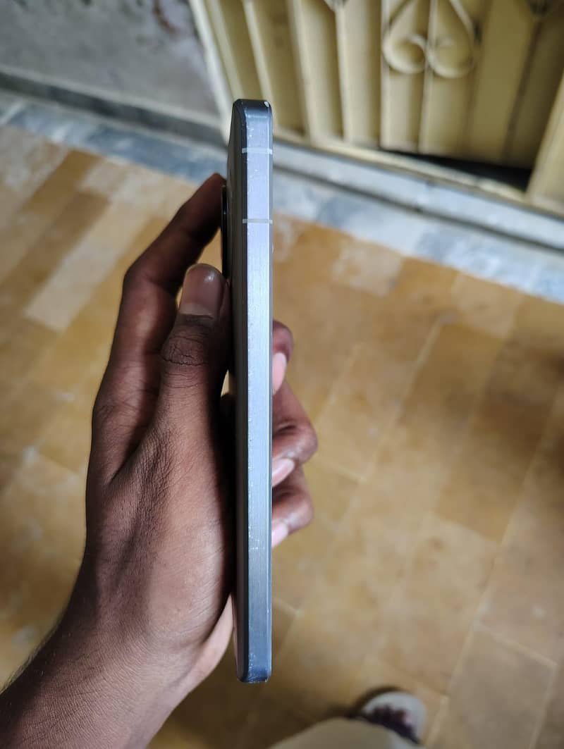Sharp Aquos R8s pro 6