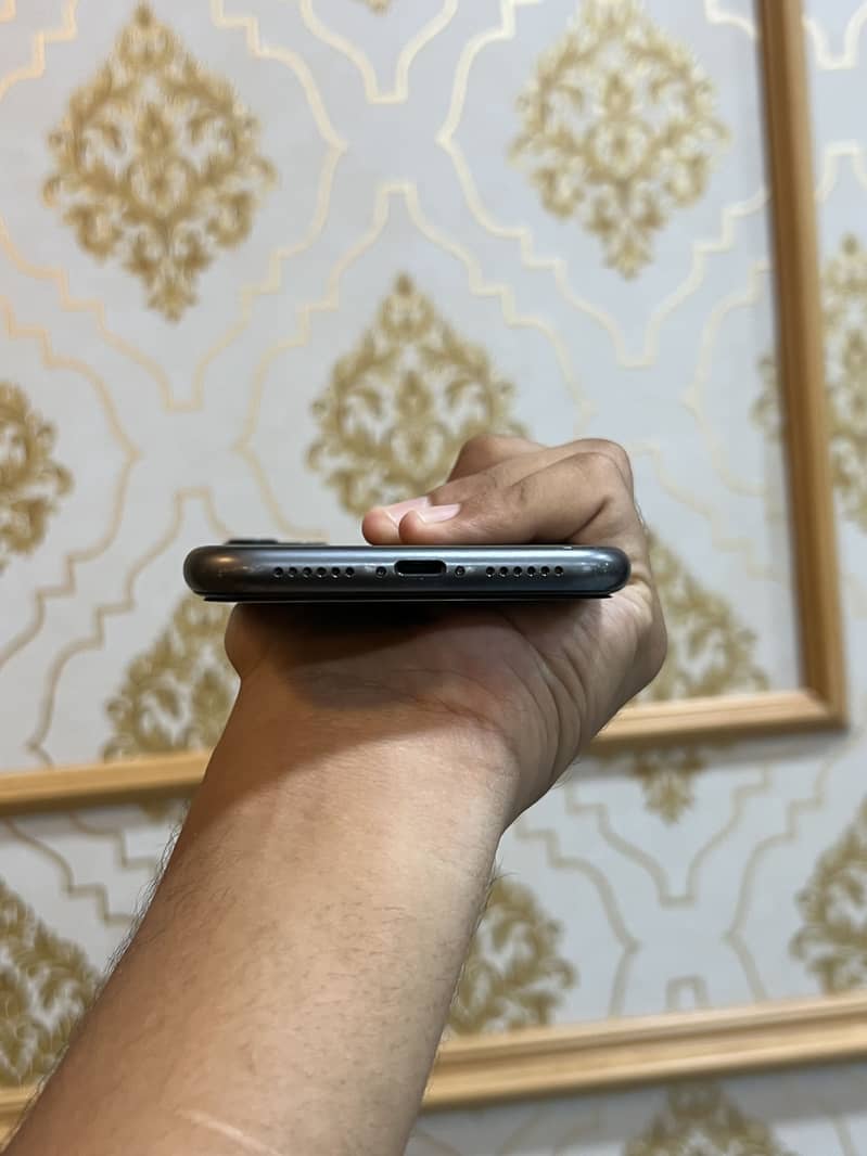 Apple iPhone 11 4