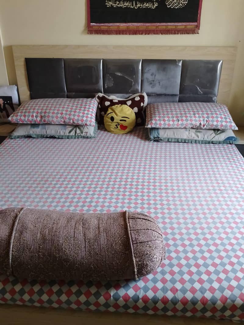 Queen bed set 0