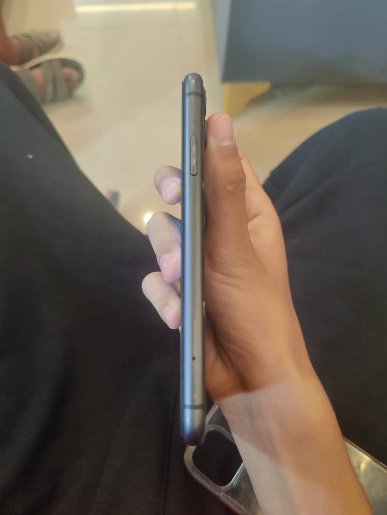 Apple iPhone 11 4
