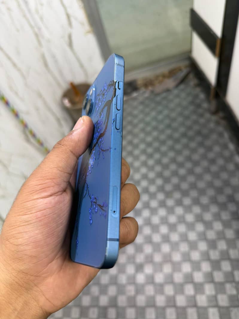 Apple iPhone 13 2