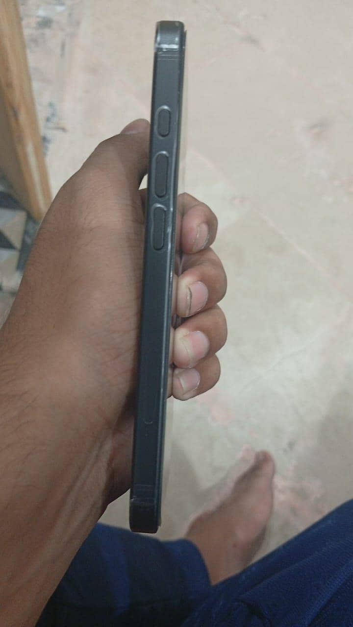 Apple iPhone 16 4