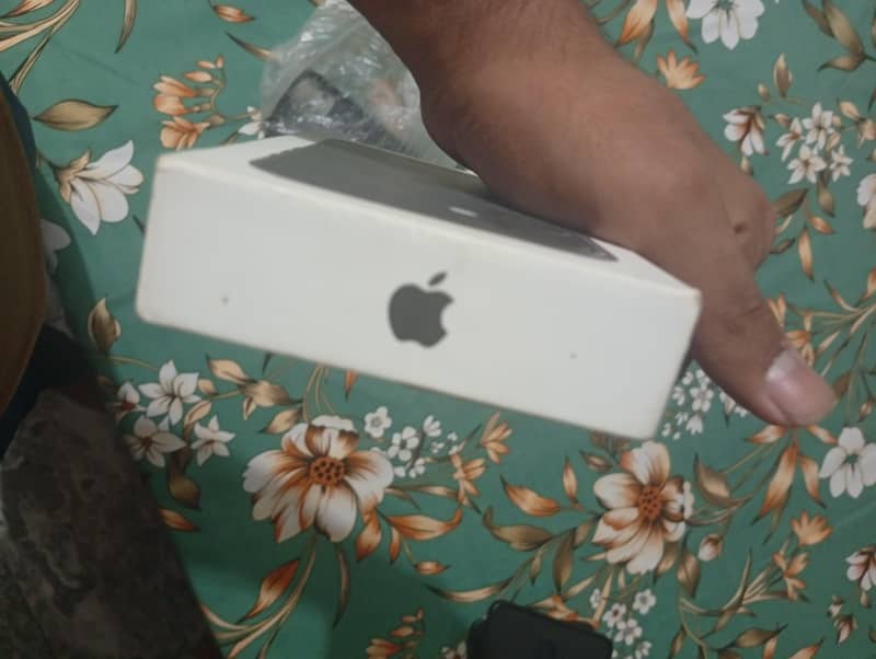 Apple iPhone 16 7