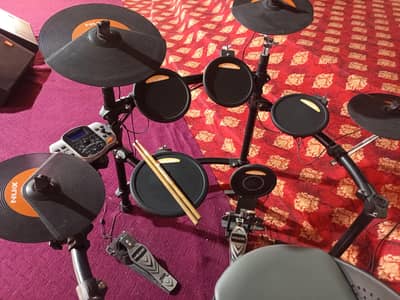 electronic drum kit (digital drum set) /