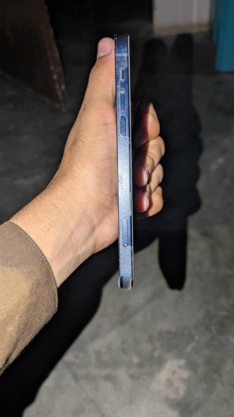 Apple iPhone 12 4